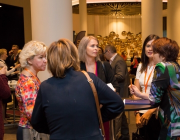 Dr. Helena Lass in discussions @ HR Summit in Hilton Park Hotel. Photo: Confinn